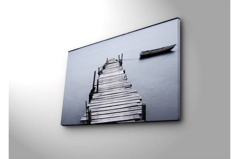 Lerretsbilde med LED-belysning 45x70 cm - Ro ved en trebrygge med en båt i det fjerne - Grå / Svart / Hvit - Innredning - Bilder & kunst - Lerretsbilder