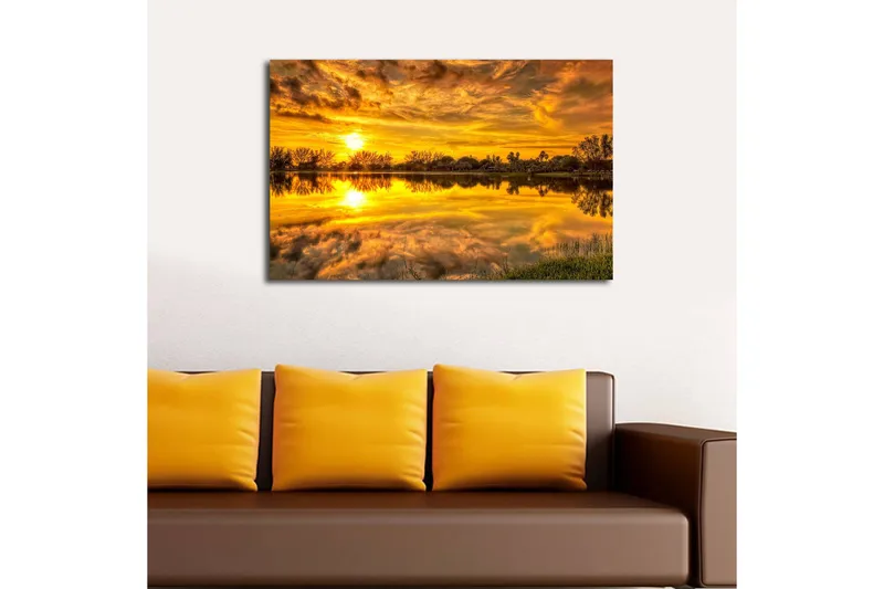 Lerretsbilde med LED-belysning 45x70 cm - Solnedgang over en speilblank innsjø med trær og grøntområder rundt - Gull / Oransje / Grønn - Innredning - Bilder & kunst - Lerretsbilder