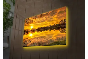 Lerretsbilde med LED-belysning 45x70 cm - Solnedgang over en speilblank innsjø med trær og grøntområder rundt - Gull / Oransje / Grønn - Innredning - Bilder & kunst - Lerretsbilder
