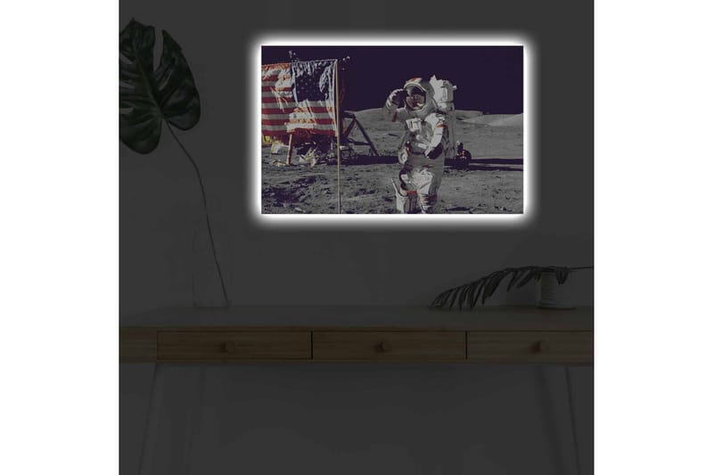 Lerretsbilde med LED-belysning - Astronaut hilser på måneoverflaten med det amerikanske flagget i bakgrunnen - Grå / Hvit / Rød - Innredning - Bilder & kunst - Lerretsbilder