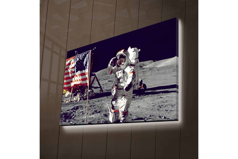 Lerretsbilde med LED-belysning - Astronaut hilser på måneoverflaten med det amerikanske flagget i bakgrunnen - Grå / Hvit / Rød - Innredning - Bilder & kunst - Lerretsbilder