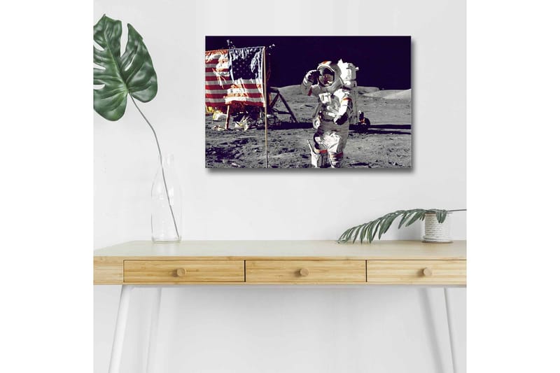 Lerretsbilde med LED-belysning - Astronaut hilser på måneoverflaten med det amerikanske flagget i bakgrunnen - Grå / Hvit / Rød - Innredning - Bilder & kunst - Lerretsbilder