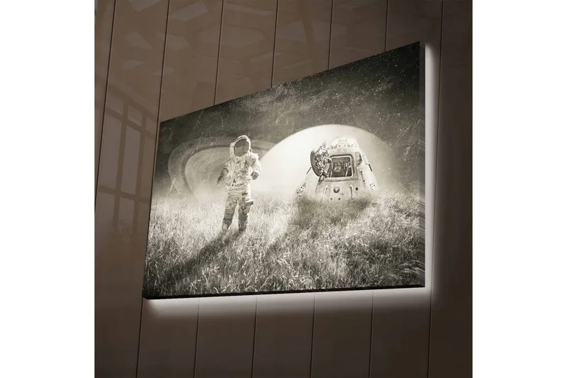 Lerretsbilde med LED-belysning - Astronaut i et futuristisk landskap med et romskip, Svart / Hvit / Grå