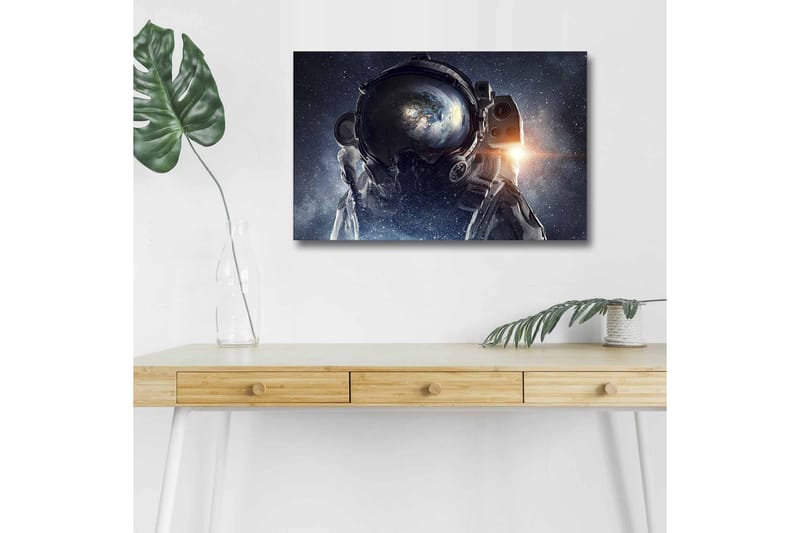 Lerretsbilde med LED-belysning - Astronaut med jorden synlig i hjelmen mot en stjerneklar bakgrunn - Mørk blå / Svart / Hvit - Innredning - Bilder & kunst - Lerretsbilder