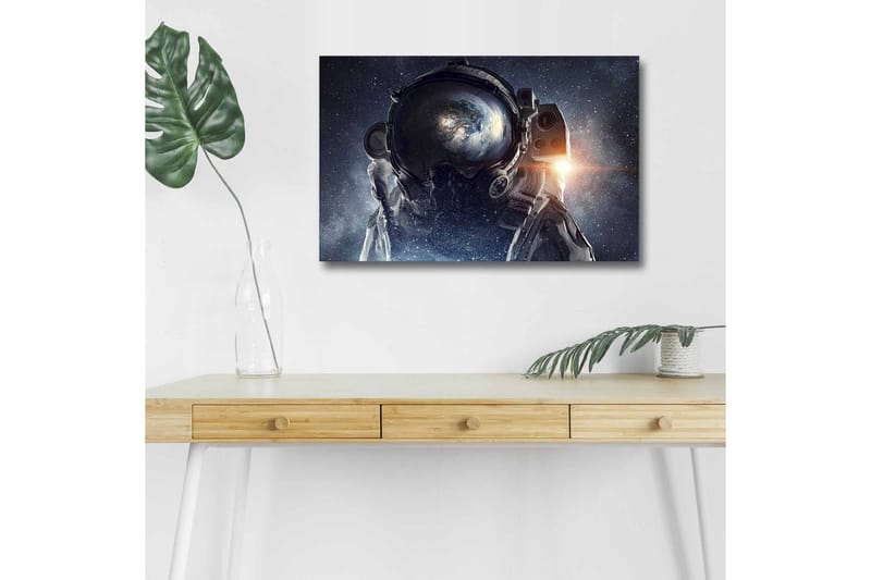 Lerretsbilde med LED-belysning - Astronaut med jorden synlig i hjelmen mot en stjerneklar bakgrunn - Mørk blå / Svart / Hvit - Innredning - Bilder & kunst - Lerretsbilder