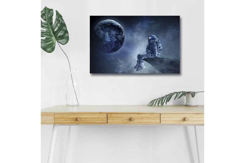 Lerretsbilde med LED-belysning - Astronaut sitter på en stein med jorden i bakgrunnen, Mørk blå / Grå / Hvit