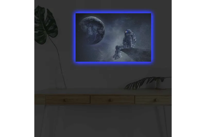 Lerretsbilde med LED-belysning - Astronaut sitter på en stein med jorden i bakgrunnen - Mørk blå / Grå / Hvit - Innredning - Bilder & kunst - Lerretsbilder