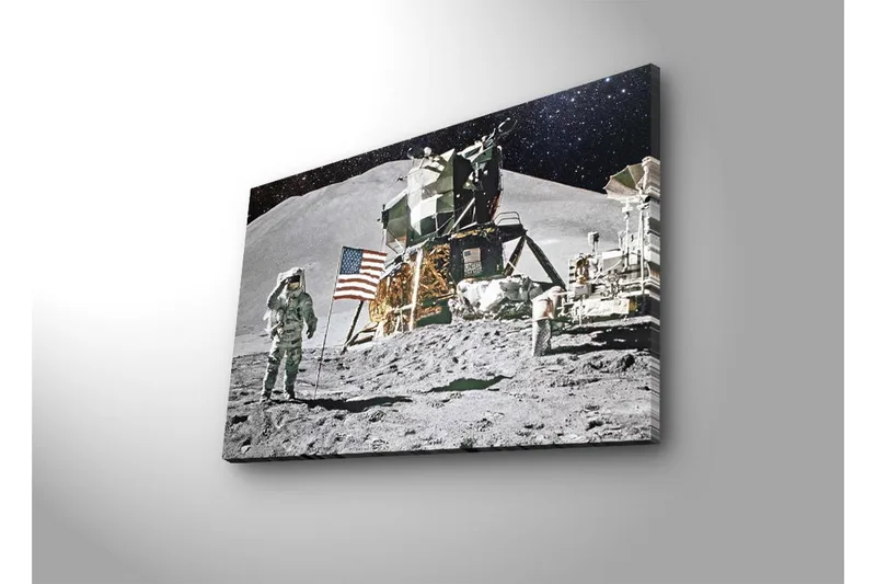Lerretsbilde med LED-belysning - Astronaut på måneoverflaten med månelander og amerikansk flagg - Grå / Svart / Gull - Innredning - Bilder & kunst - Lerretsbilder