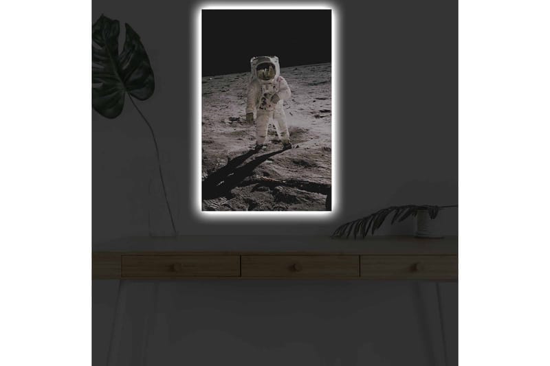 Lerretsbilde med LED-belysning - Astronaut på månens overflate - Svart / Grå / Hvit - Innredning - Bilder & kunst - Lerretsbilder