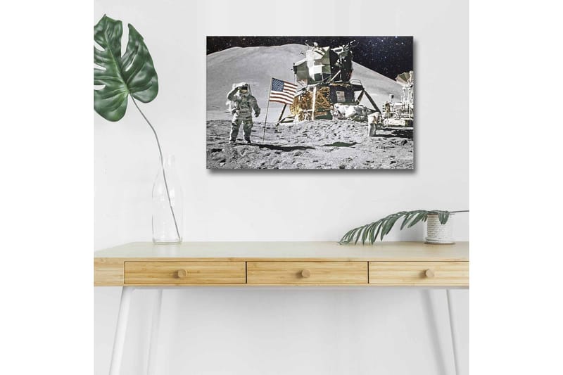 Lerretsbilde med LED-belysning - Astronaut på måneoverflaten med månelander og amerikansk flagg - Grå / Svart / Gull - Innredning - Bilder & kunst - Lerretsbilder