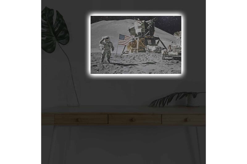 Lerretsbilde med LED-belysning - Astronaut på måneoverflaten med månelander og amerikansk flagg - Grå / Svart / Gull - Innredning - Bilder & kunst - Lerretsbilder