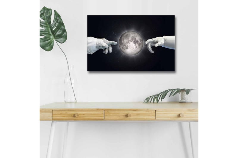 Lerretsbilde med LED-belysning - Astronauthender rekker mot månen - Hvit / Svart / Grå - Innredning - Bilder & kunst - Lerretsbilder