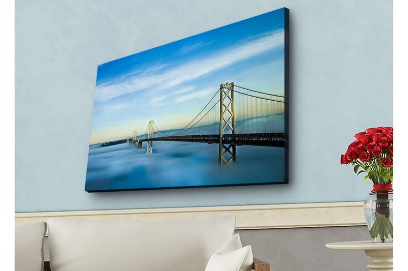 Lerretsbilde med LED-belysning - Bro over tåkete vannflate med klar himmel - Blå / Grå / Hvit - Innredning - Bilder & kunst - Lerretsbilder