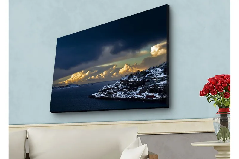 Lerretsbilde med LED-belysning - Dramatisk kystlandskap med snødekte klipper og mørke skyer, Mørk blå / Hvit / Grå