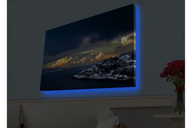 Lerretsbilde med LED-belysning - Dramatisk kystlandskap med snødekte klipper og mørke skyer - Mørk blå / Hvit / Grå - Innredning - Bilder & kunst - Lerretsbilder