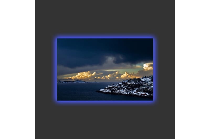 Lerretsbilde med LED-belysning - Dramatisk kystlandskap med snødekte klipper og mørke skyer - Mørk blå / Hvit / Grå - Innredning - Bilder & kunst - Lerretsbilder
