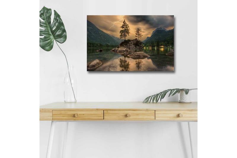 Lerretsbilde med LED-belysning - Dramatisk landskap med fjell og trær ved en speilblank innsjø - Mørk grønn / Grå / Blå - Innredning - Bilder & kunst - Lerretsbilder