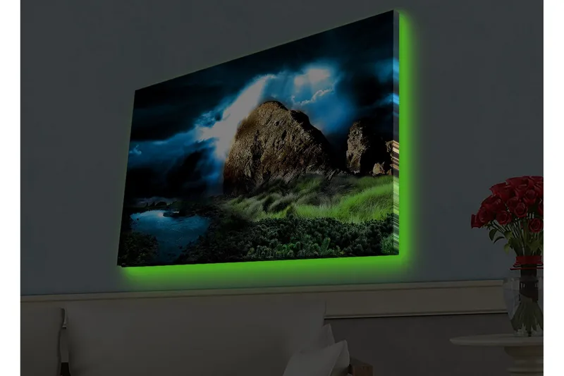 Lerretsbilde med LED-belysning - Dramatisk landskap med klipper og stormfulle skyer, Mørk blå / Grønn / Svart