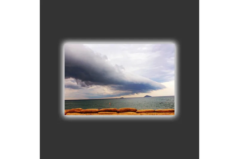 Lerretsbilde med LED-belysning - Dramatisk sjølandskap med mørke skyer og rolig vann - Mørk blå / Grå / Beige - Innredning - Bilder & kunst - Lerretsbilder