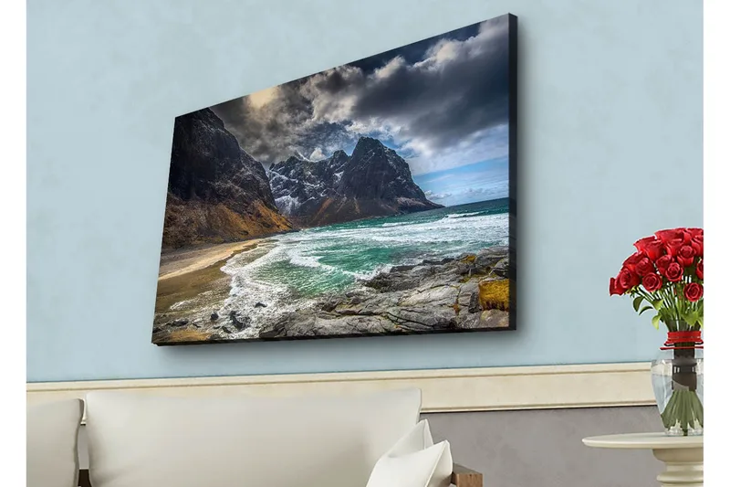 Lerretsbilde med LED-belysning - Dramatiske fjell med snø og en turkis strand - Mørkegrå / Turkis / Beige - Innredning - Bilder & kunst - Lerretsbilder