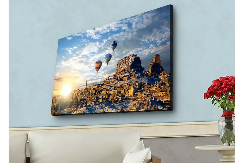 Lerretsbilde med LED-belysning - Fargerike varmluftsballonger som svever over et fjelllandskap med solnedgang - Gull / Blå / Oransje - Innredning - Bilder & kunst - Lerretsbilder