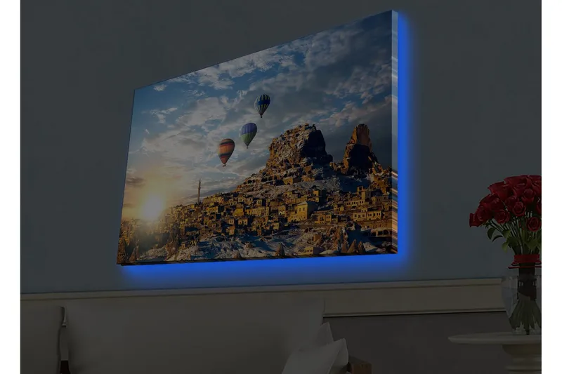 Lerretsbilde med LED-belysning - Fargerike varmluftsballonger som svever over et fjelllandskap med solnedgang, Gull / Blå / Oransje