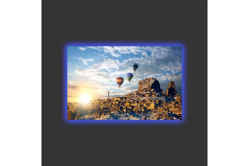 Lerretsbilde med LED-belysning - Fargerike varmluftsballonger som svever over et fjelllandskap med solnedgang - Gull / Blå / Oransje - Innredning - Bilder & kunst - Lerretsbilder