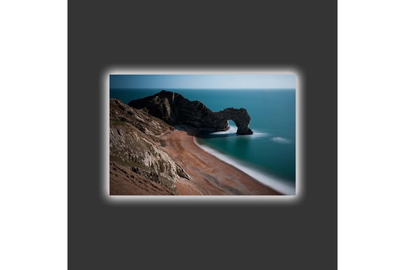 Lerretsbilde med LED-belysning - Fjellformasjon med naturlig bue på kysten - Mørk grønn / Blå / Beige - Innredning - Bilder & kunst - Lerretsbilder