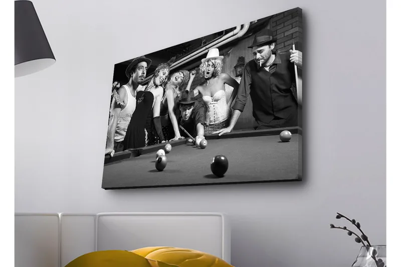 Lerretsbilde med LED-belysning - Gruppe av mennesker som spiller biljard i nostalgiske omgivelser - Svart / Hvit / Grå - Innredning - Bilder & kunst - Lerretsbilder