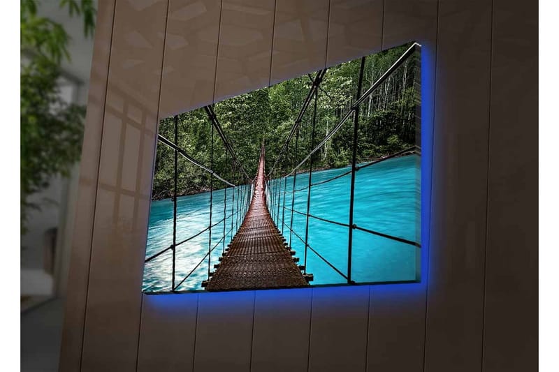 Lerretsbilde med LED-belysning - Hengebro over en klar blå elv omgitt av frodig natur - Grønn / Blå / Brun - Innredning - Bilder & kunst - Lerretsbilder