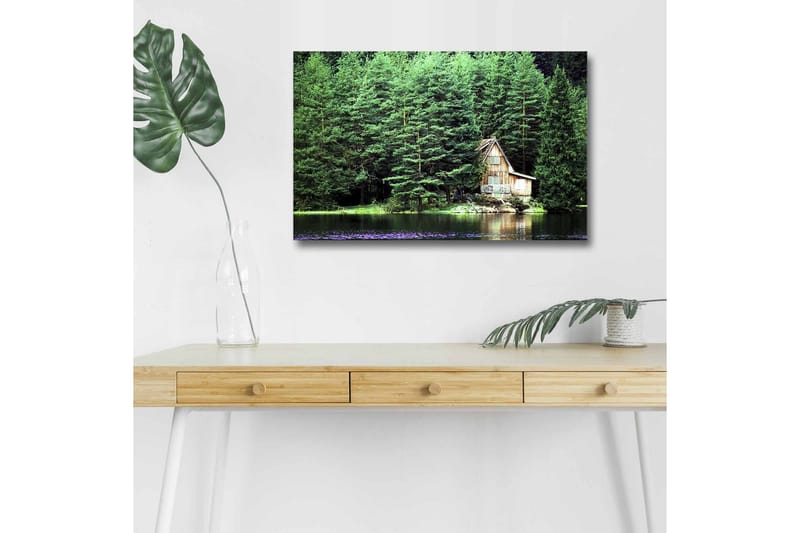 Lerretsbilde med LED-belysning - Hytte ved en speilblank innsjø omgitt av tett grøntområde - Grønn / Brun / Blå - Innredning - Bilder & kunst - Lerretsbilder