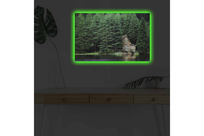 Lerretsbilde med LED-belysning - Hytte ved en speilblank innsjø omgitt av tett grøntområde - Grønn / Brun / Blå - Innredning - Bilder & kunst - Lerretsbilder