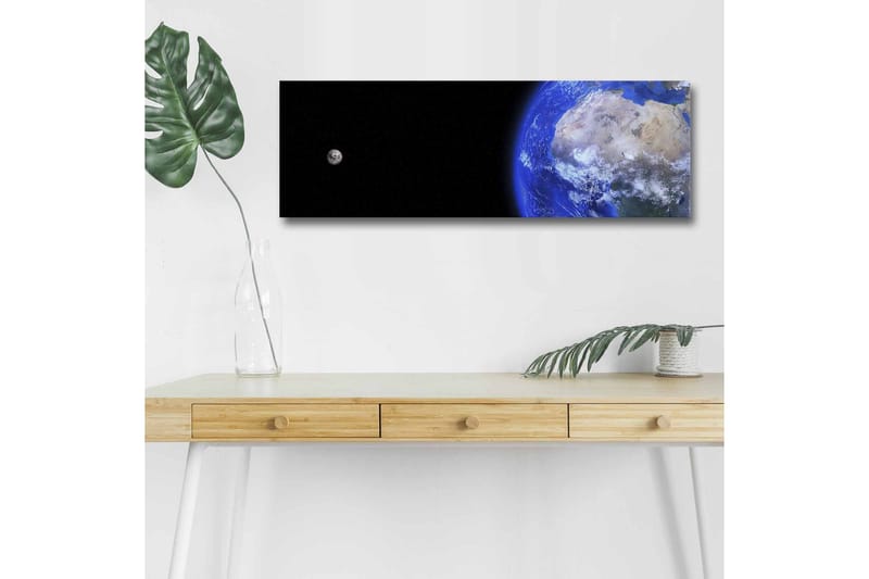 Lerretsbilde med LED-belysning - Jorden sett fra verdensrommet med en måne i bakgrunnen - Blå / Grå / Svart - Innredning - Bilder & kunst - Lerretsbilder