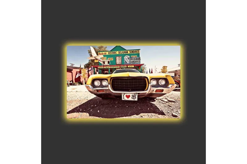 Lerretsbilde med LED-belysning - Klassisk amerikansk bil i retrostil - Gul / Grå / Svart - Innredning - Bilder & kunst - Lerretsbilder