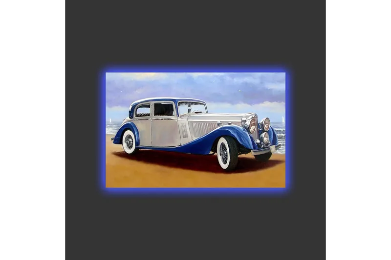 Lerretsbilde med LED-belysning - Klassisk bil ved sjøen med en dramatisk himmel i bakgrunnen - Blå / Sølv / Beige - Innredning - Bilder & kunst - Lerretsbilder