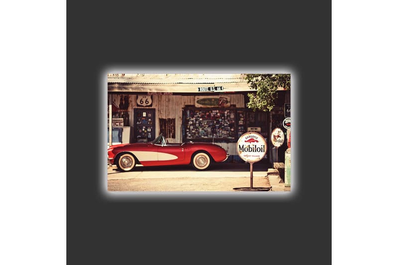 Lerretsbilde med LED-belysning - Klassisk rød sportsbil foran en vintage bensinstasjon - Rød / Grå / Hvit - Innredning - Bilder & kunst - Lerretsbilder