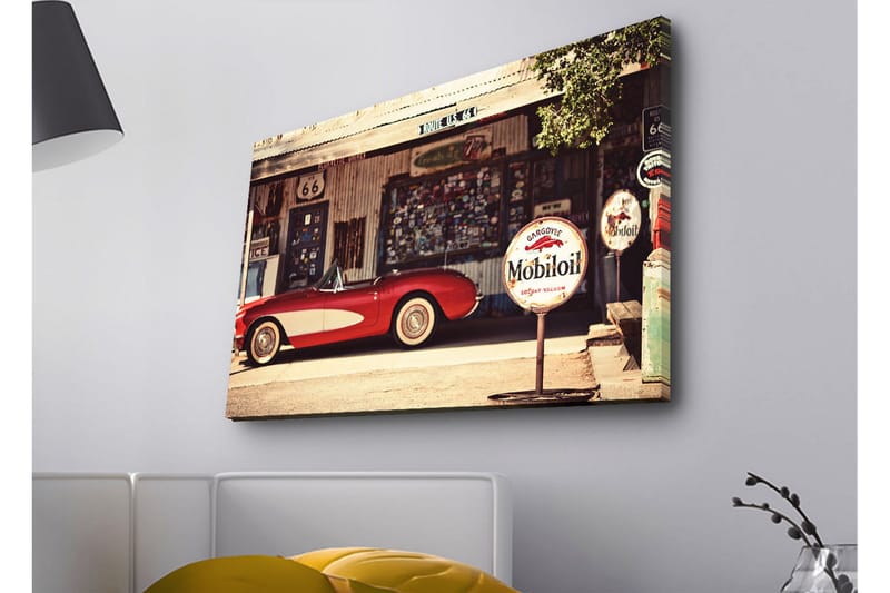 Lerretsbilde med LED-belysning - Klassisk rød sportsbil foran en vintage bensinstasjon - Rød / Grå / Hvit - Innredning - Bilder & kunst - Lerretsbilder