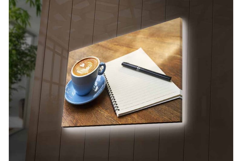 Lerretsbilde med LED-belysning - Kopp latte art på et trebord sammen med en notatbok og penn - Blå / Brun / Hvit - Innredning - Bilder & kunst - Lerretsbilder