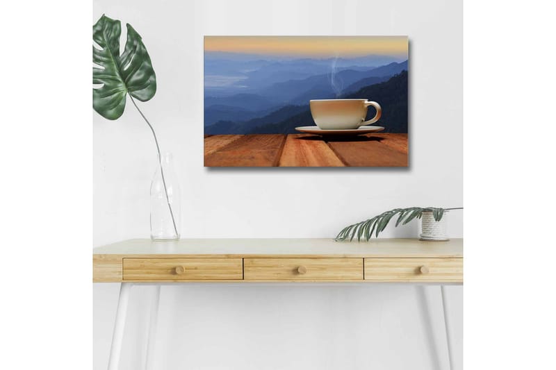 Lerretsbilde med LED-belysning - Kopp med dampende drikke på en treflate mot en fjellbakgrunn, Blå / Beige / Brun