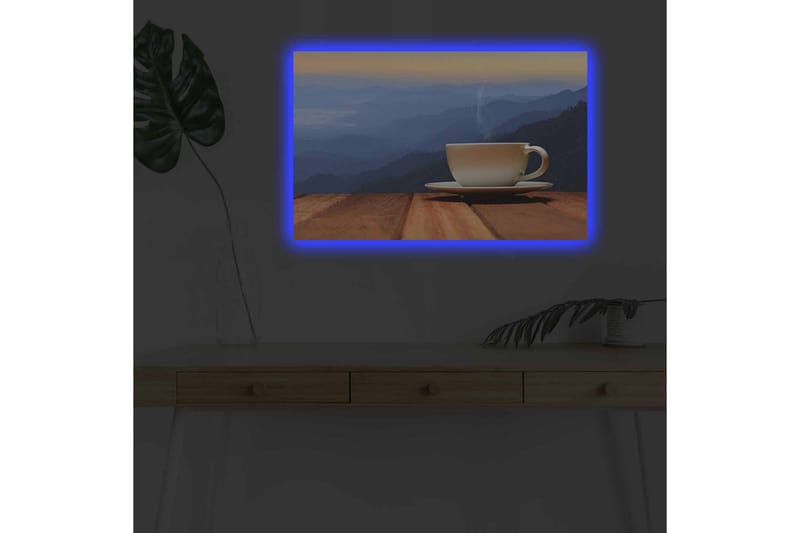 Lerretsbilde med LED-belysning - Kopp med dampende drikke på en treflate mot en fjellbakgrunn - Blå / Beige / Brun - Innredning - Bilder & kunst - Lerretsbilder
