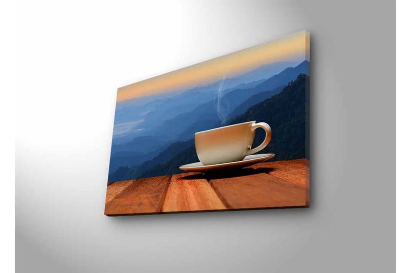 Lerretsbilde med LED-belysning - Kopp med dampende drikke på en treflate mot en fjellbakgrunn - Blå / Beige / Brun - Innredning - Bilder & kunst - Lerretsbilder