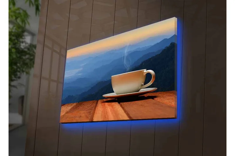 Lerretsbilde med LED-belysning - Kopp med dampende drikke på en treflate mot en fjellbakgrunn - Blå / Beige / Brun - Innredning - Bilder & kunst - Lerretsbilder