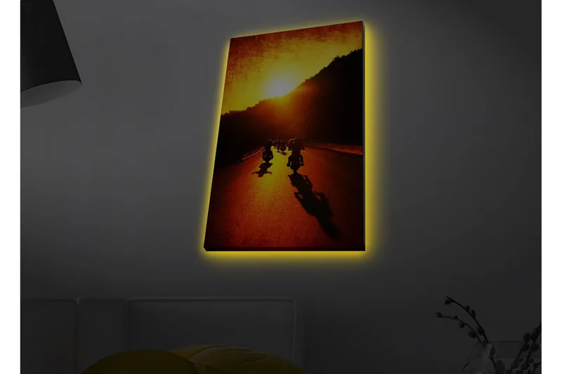 Lerretsbilde med LED-belysning - Motorsykler som kjører langs en vei i solnedgangens gylne lys - Gull / Oransje / Svart - Innredning - Bilder & kunst - Lerretsbilder