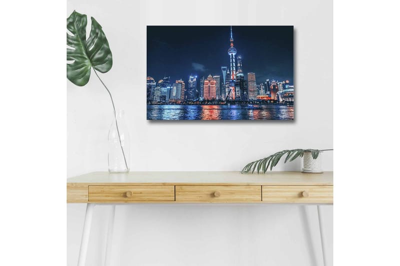 Lerretsbilde med LED-belysning - Nattlig bybilde av Shanghai med lyse skyskrapere og refleksjoner i vannet - Mørk blå / Oransje / Hvit - Innredning - Bilder & kunst - Lerretsbilder