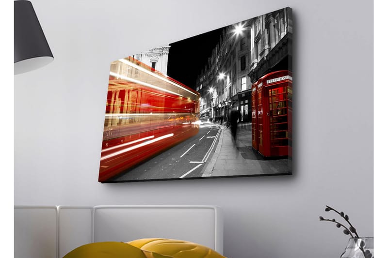 Lerretsbilde med LED-belysning - Rød buss i bevegelse på en svart-hvit bygate - Rød / Svart / Grå - Innredning - Bilder & kunst - Lerretsbilder