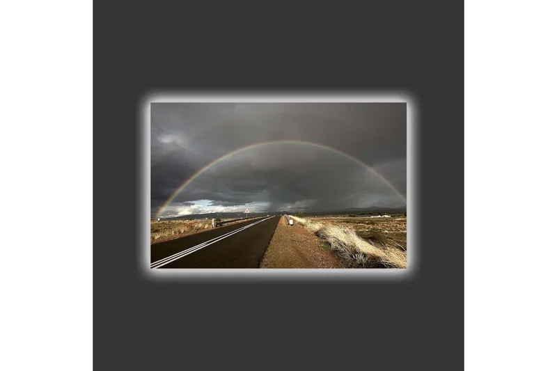 Lerretsbilde med LED-belysning - Regnbue som strekker seg over en mørk himmel over en landevei - Mørkegrå / Beige / Regnbuefarger - Innredning - Bilder & kunst - Lerretsbilder