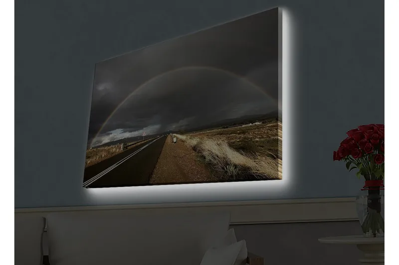 Lerretsbilde med LED-belysning - Regnbue som strekker seg over en mørk himmel over en landevei - Mørkegrå / Beige / Regnbuefarger - Innredning - Bilder & kunst - Lerretsbilder