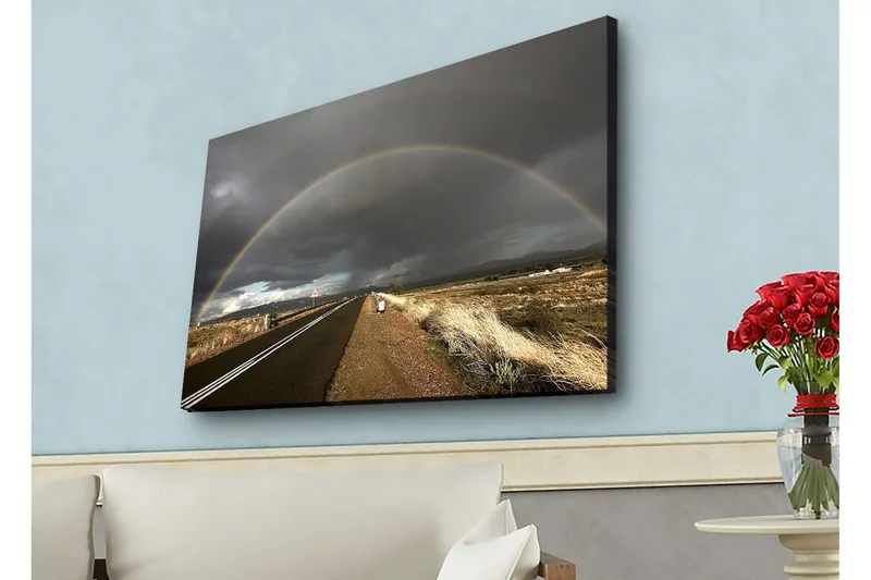 Lerretsbilde med LED-belysning - Regnbue som strekker seg over en mørk himmel over en landevei, Mørkegrå / Beige / Regnbuefarger
