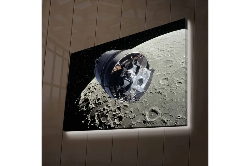 Lerretsbilde med LED-belysning - Romfartøy i bane rundt månen, Grå / Svart / Sølv
