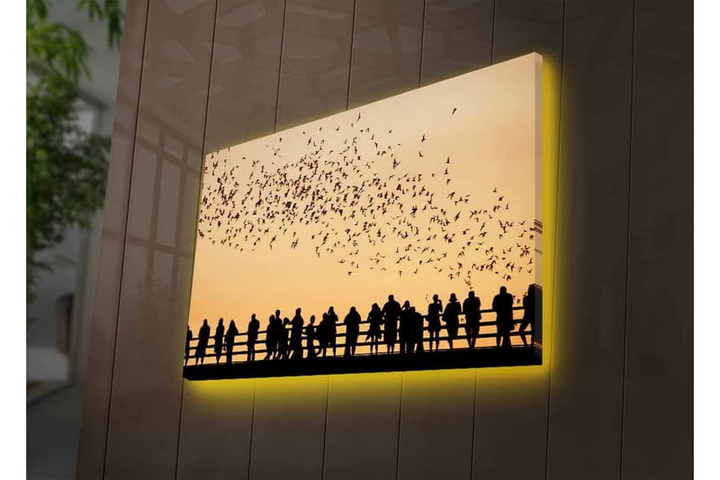 Lerretsbilde med LED-belysning - Silhuetter av mennesker mot en gyllen himmel med svevende fugler - Gull / Svart - Innredning - Bilder & kunst - Lerretsbilder
